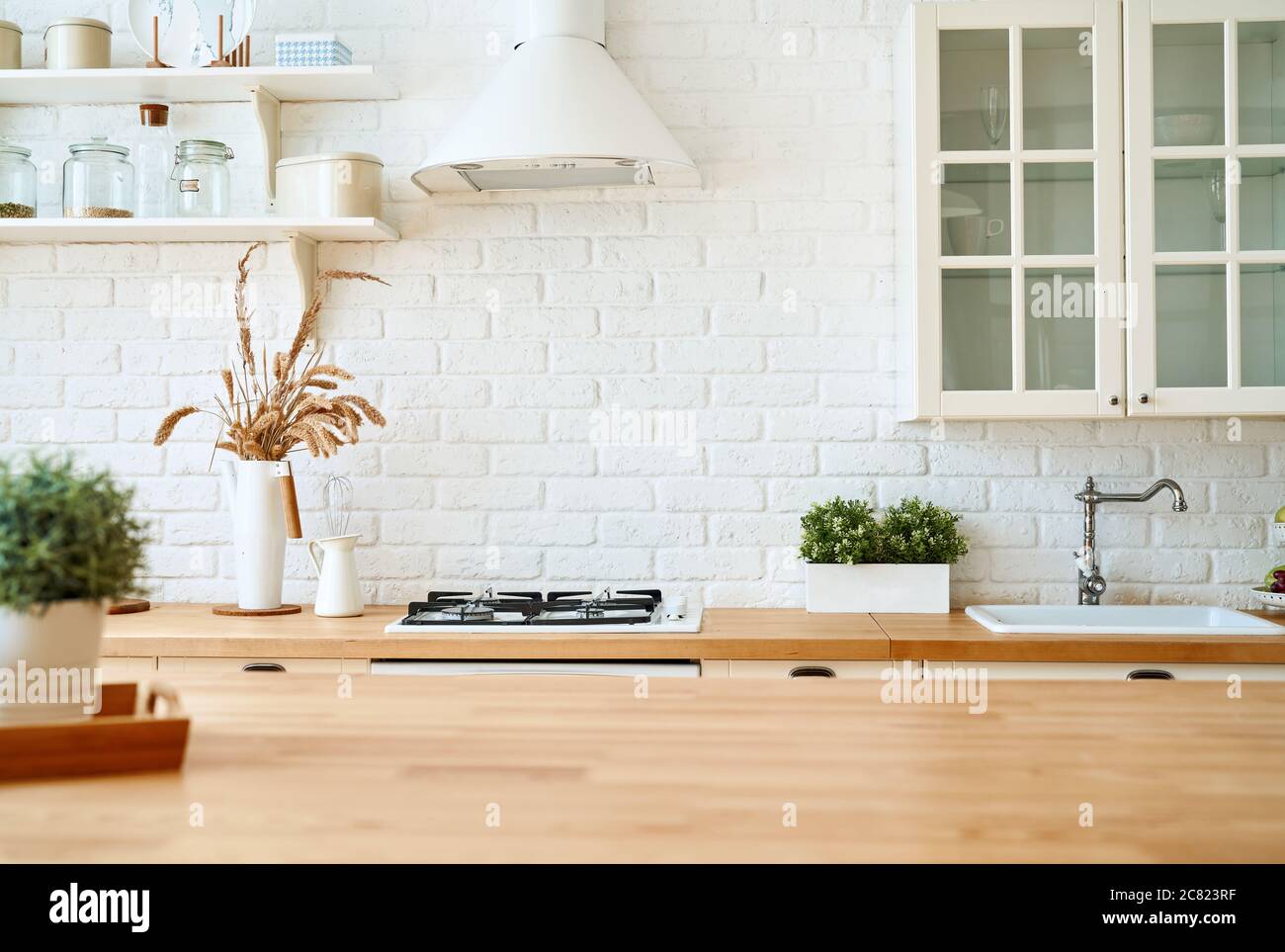 Küche Holztisch und Küche Blur Hintergrund Interieur Stil skandinavischen Stockfoto