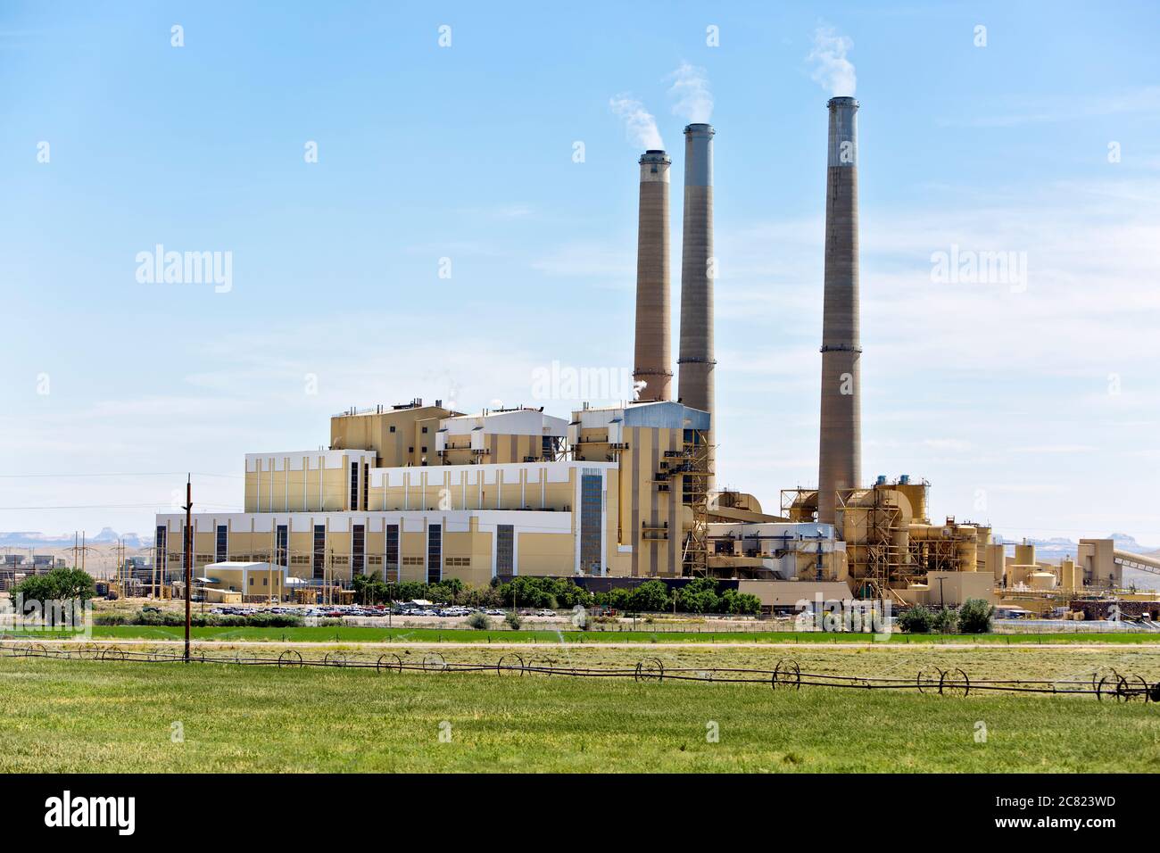 Pacificorp Hunter Kraftwerk, Kohle betrieben, Radlinie Bewässerungssystem im Grasfeld. Stockfoto