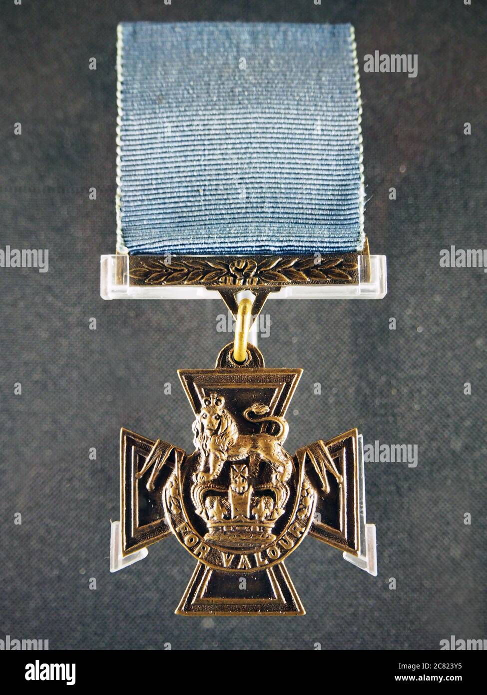 Victoria Cross mit einem seltenen blauen Band der Royal Navy, das an Able-Seaman William Neilson Edward Hall verliehen wurde, das im Nova Scotia Museum ausgestellt ist, Stockfoto