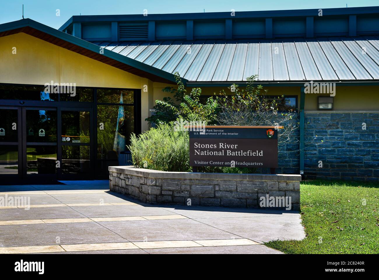 Der Eingang zum Stones River National Battlefield Visitor Center und Hauptquartier, mit historischen Informationen zum Bürgerkrieg, Murfreesboro, TN, USA Stockfoto