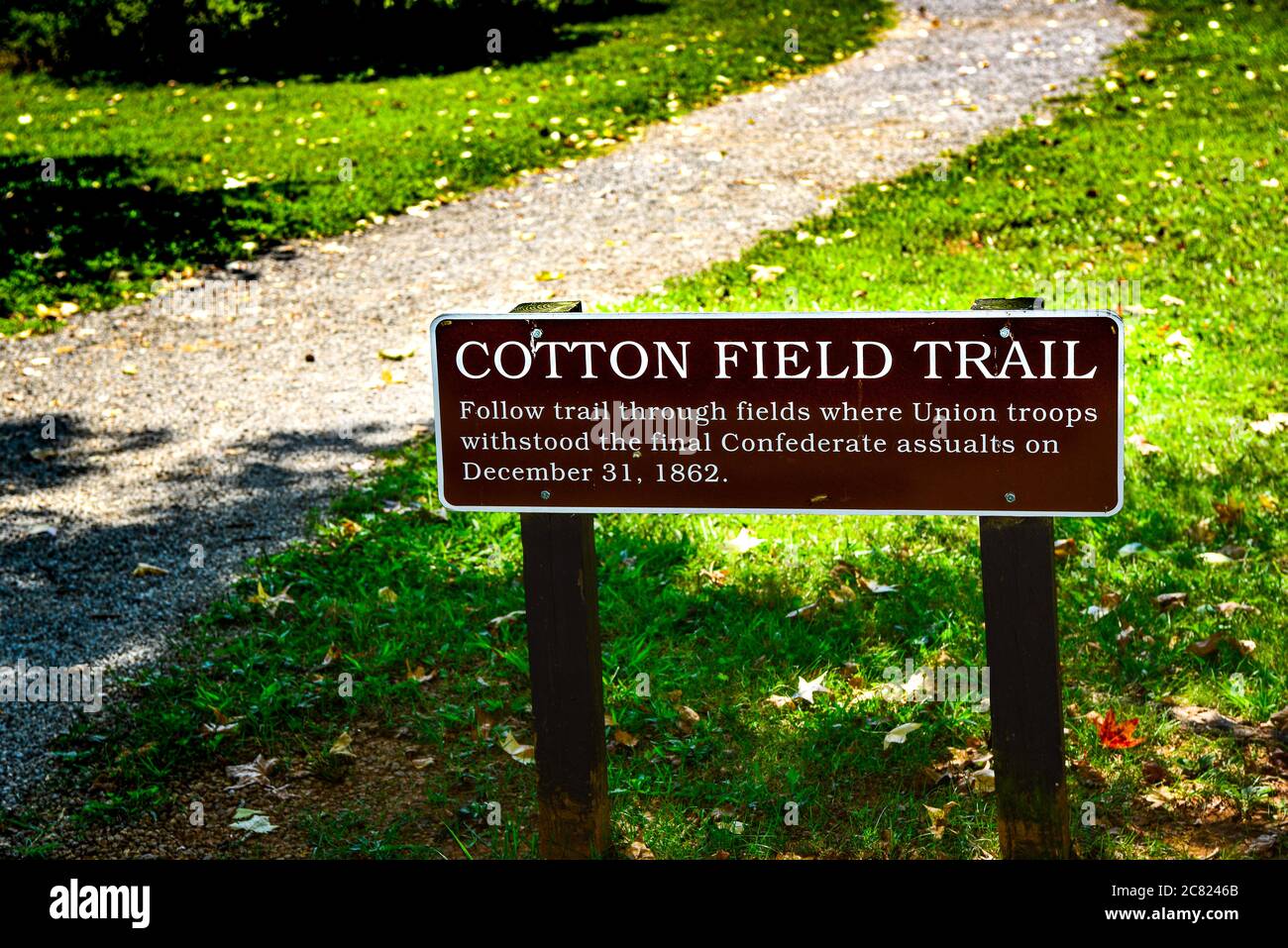 Ein Schild für einen Rundgang mit Informationen über Cotton Field Trail, ein Schlachtfeld im Bürgerkrieg am Stones River National Battlefield in Murfreesboro, TN Stockfoto