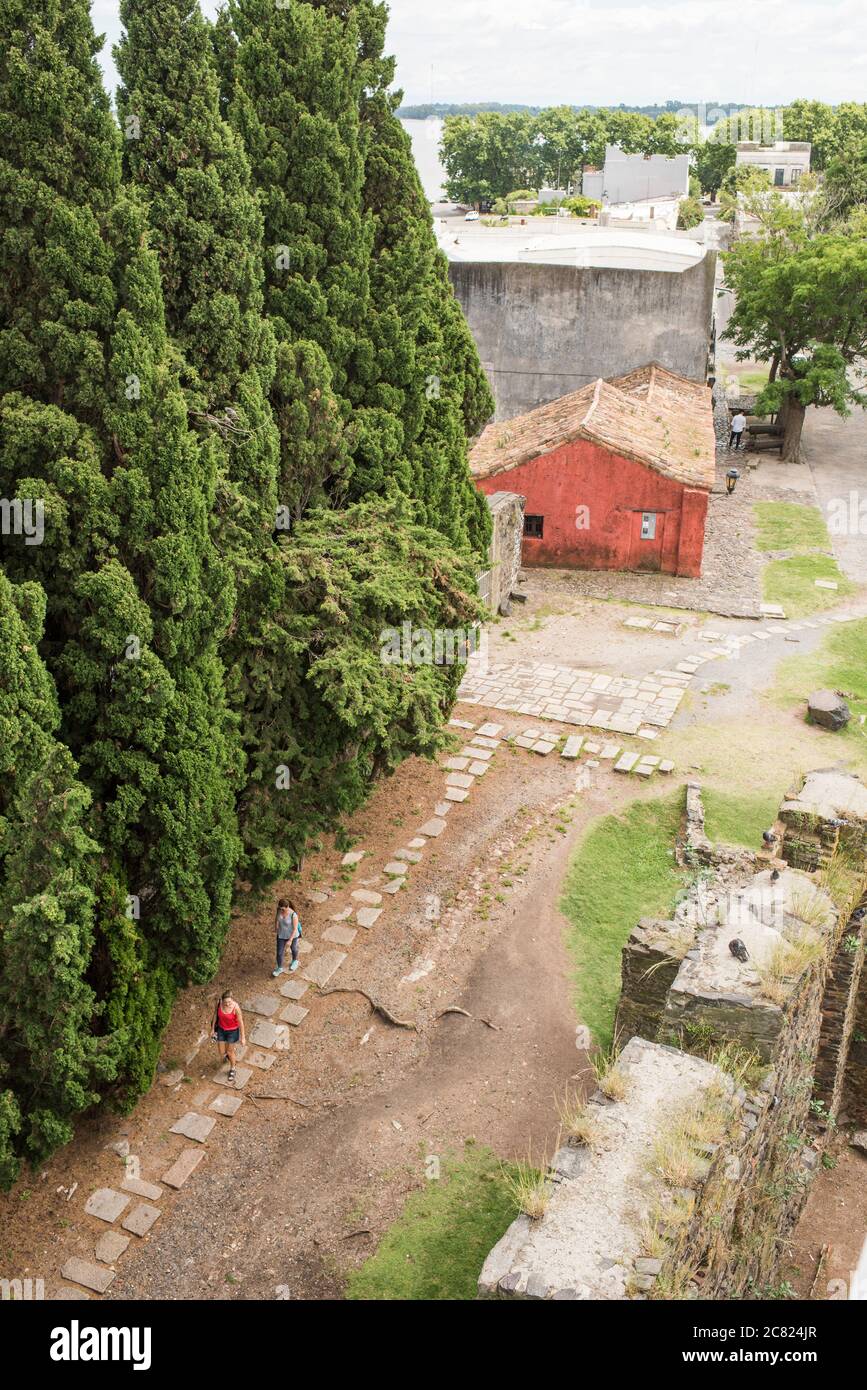 Colonia del Sacramento / Uruguay; 2. Januar 2019: Blick vom Aussichtspunkt auf den Leuchtturm Stockfoto