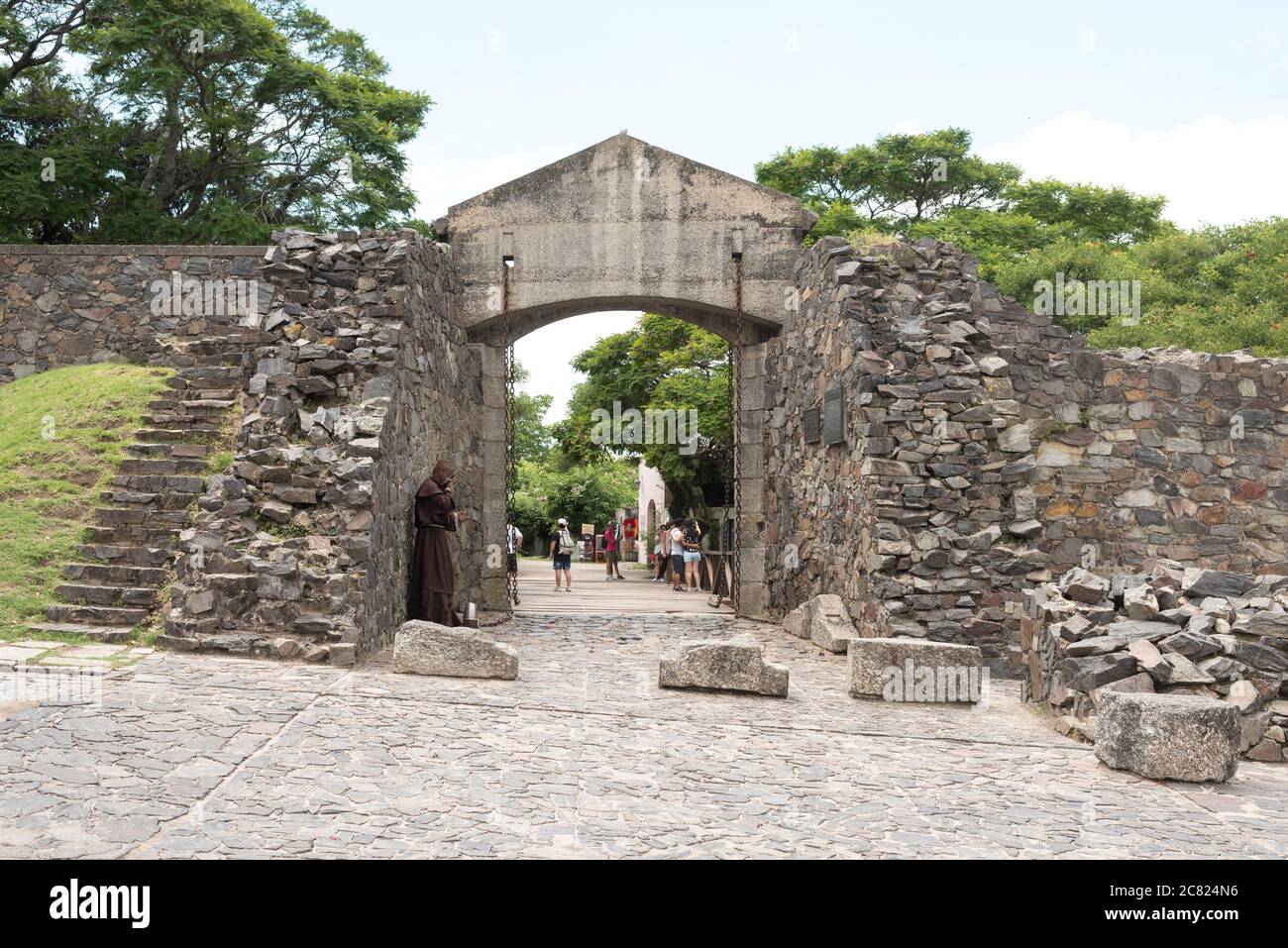 Colonia del Sacramento / Uruguay; 2. Januar 2019: Altes Feldtor (Puerta del Campo, auf Spanisch), Steineingang zum alten und historischen Teil des Stockfoto