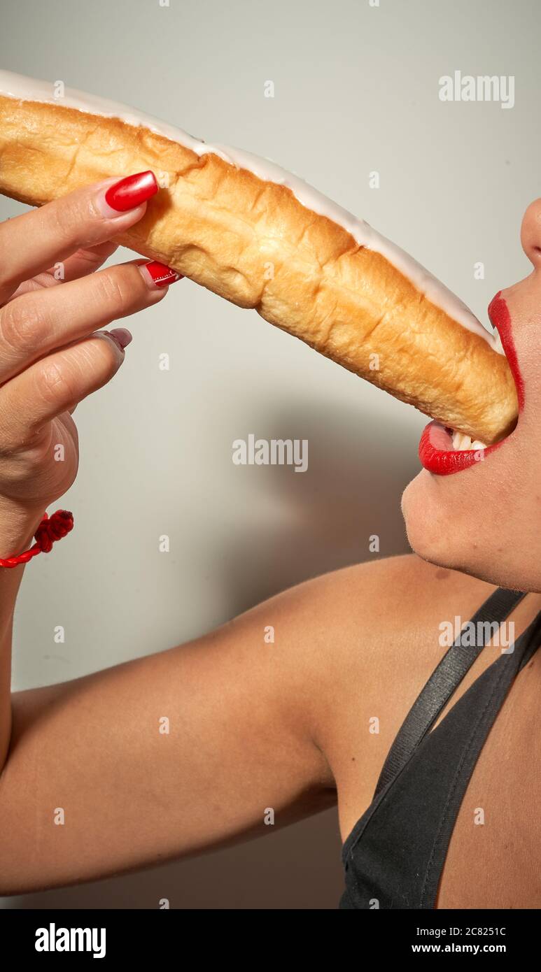 Hübsche Lippen Frau essen einen mediterranen Snack namens Farton Stockfoto