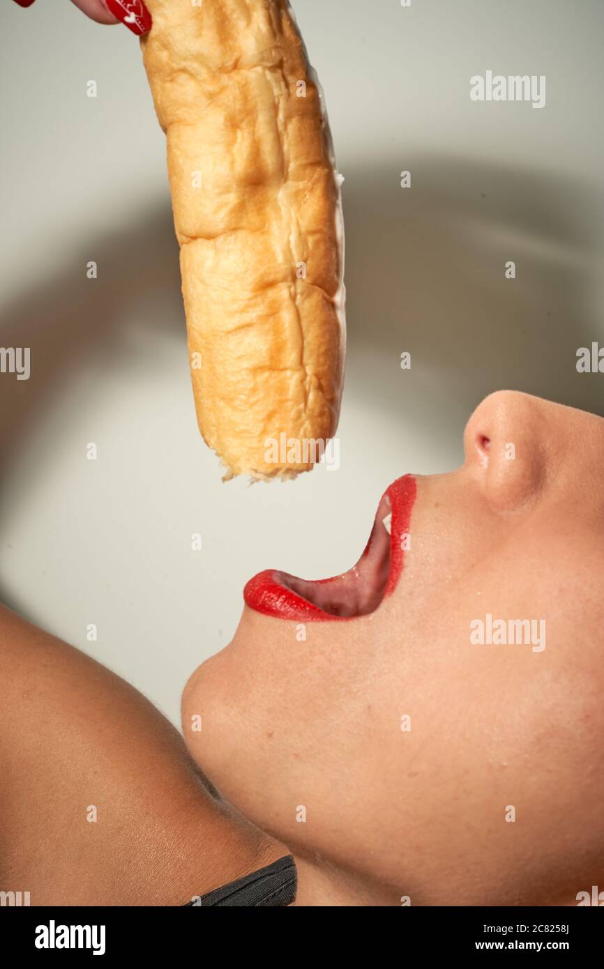 Hübsche Lippen Frau essen einen mediterranen Snack namens Farton Stockfoto