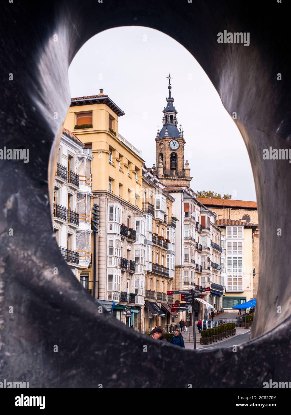 Plaza de la Virgen Blanca vista ist die 'La Mirada' de Agustín Ibarrola. Vitoria. Álava. País Vasco. España Stockfoto