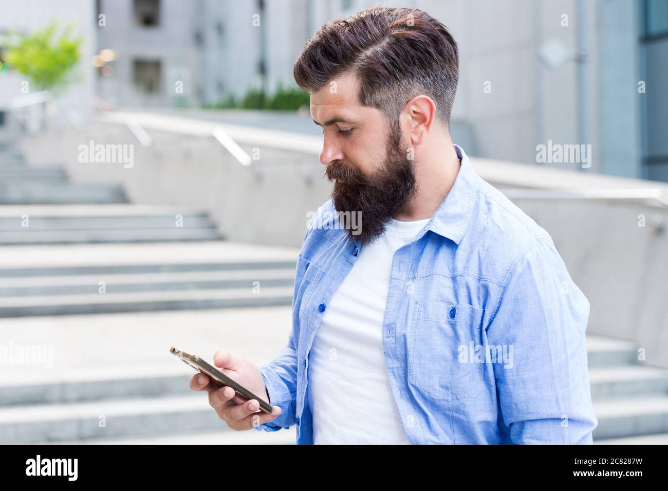 Online-Chat. Hipster chatten über Smartphone im Freien. Live-Chat. Echtzeit-Text-Chat-Räume. Chat-App. Instant Messaging. SMS-SMS. Neue Technologie. 3G. 4G Modernes Leben. Mobile Kommunikation. Stockfoto