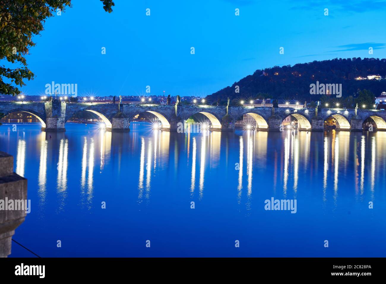 Karlsbrücke über die Moldau in Prag bei Nacht Stockfoto