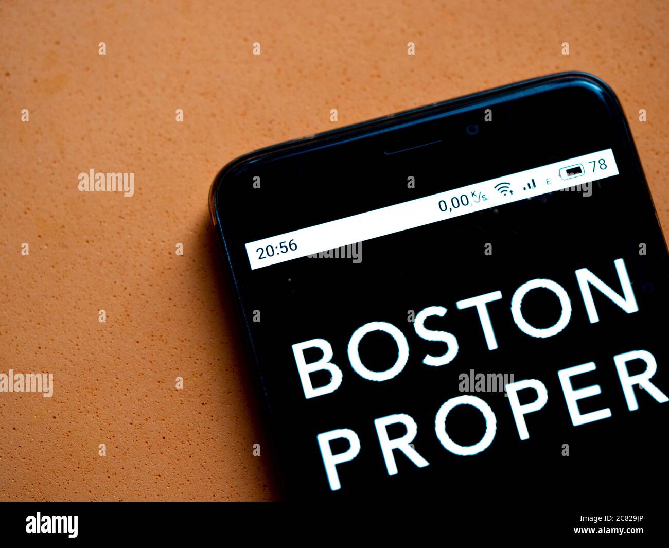 In dieser Fotolillustration Boston richtige Logo ist auf einem Smartphone angezeigt zu sehen. Stockfoto