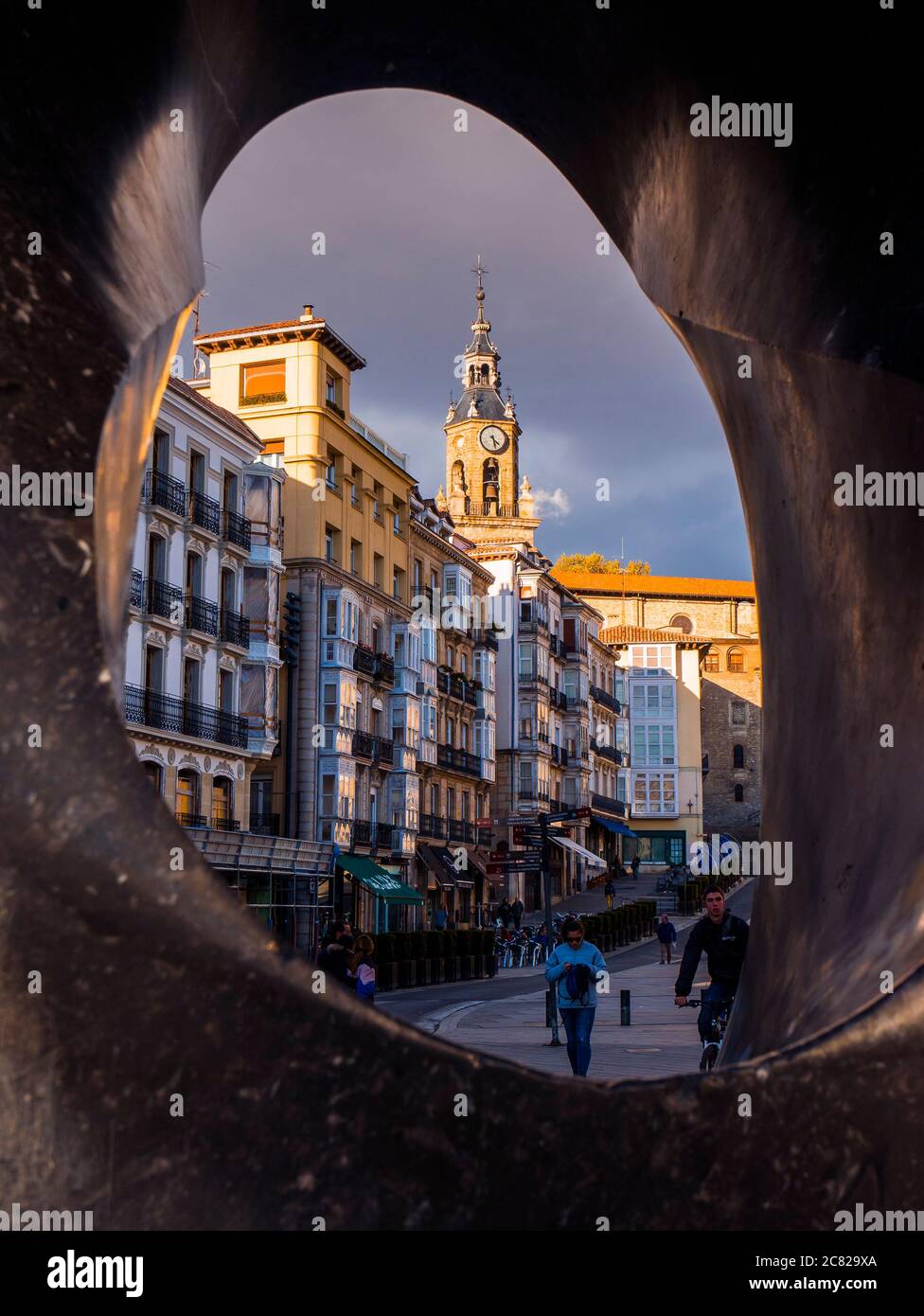 Plaza de la Virgen Blanca vista ist die 'La Mirada' de Agustín Ibarrola. Vitoria. Álava. País Vasco. España Stockfoto