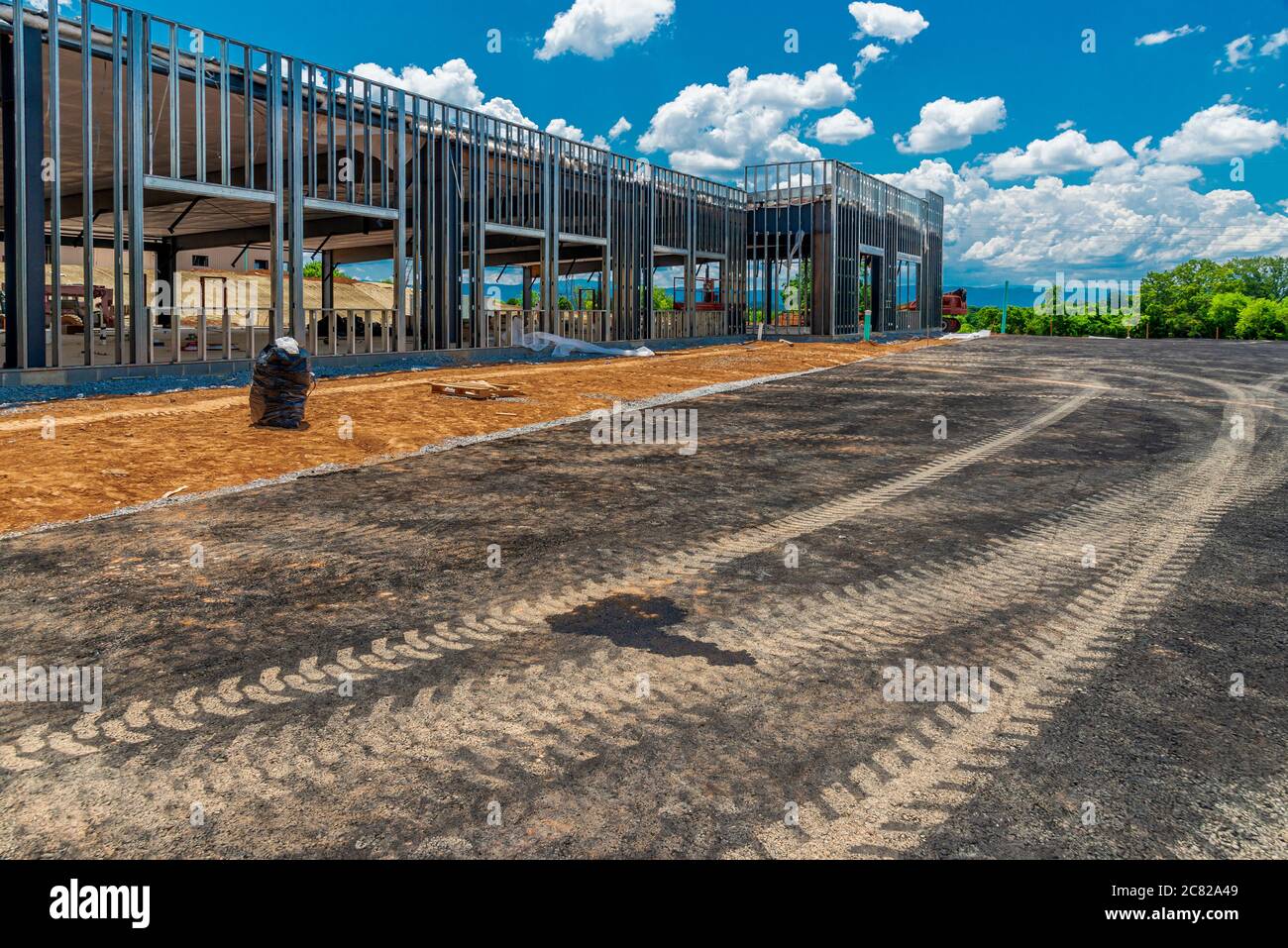 Horizontale Aufnahme eines neuen Geschäftsgebäudes im Bau. Stockfoto