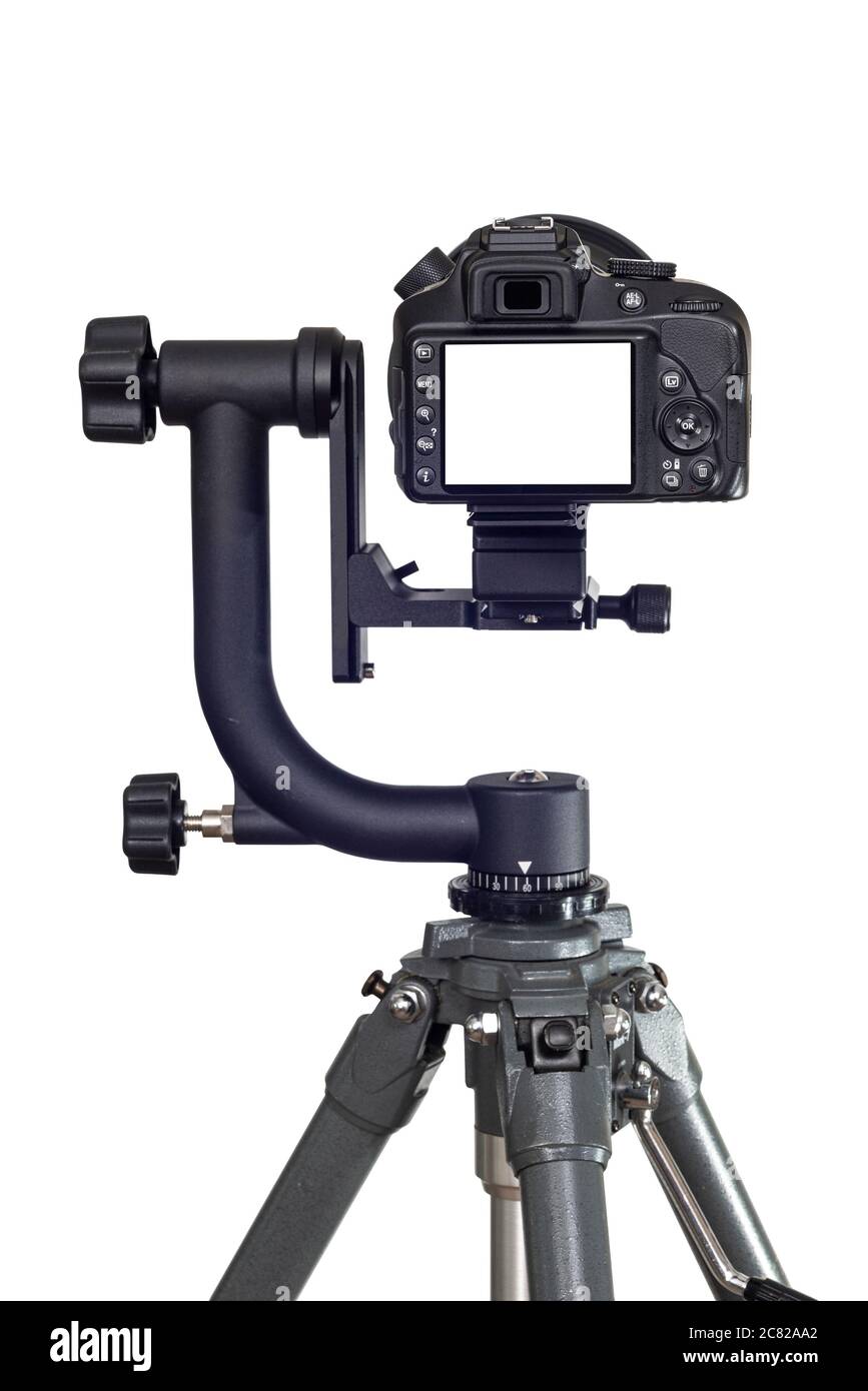 Vertikale Rückansicht einer Digitalkamera mit einem großen leeren LCD-Bildschirm auf weißem Hintergrund. Die Kamera wird auf einem Gimbal Head auf einem Stativ montiert. Stockfoto