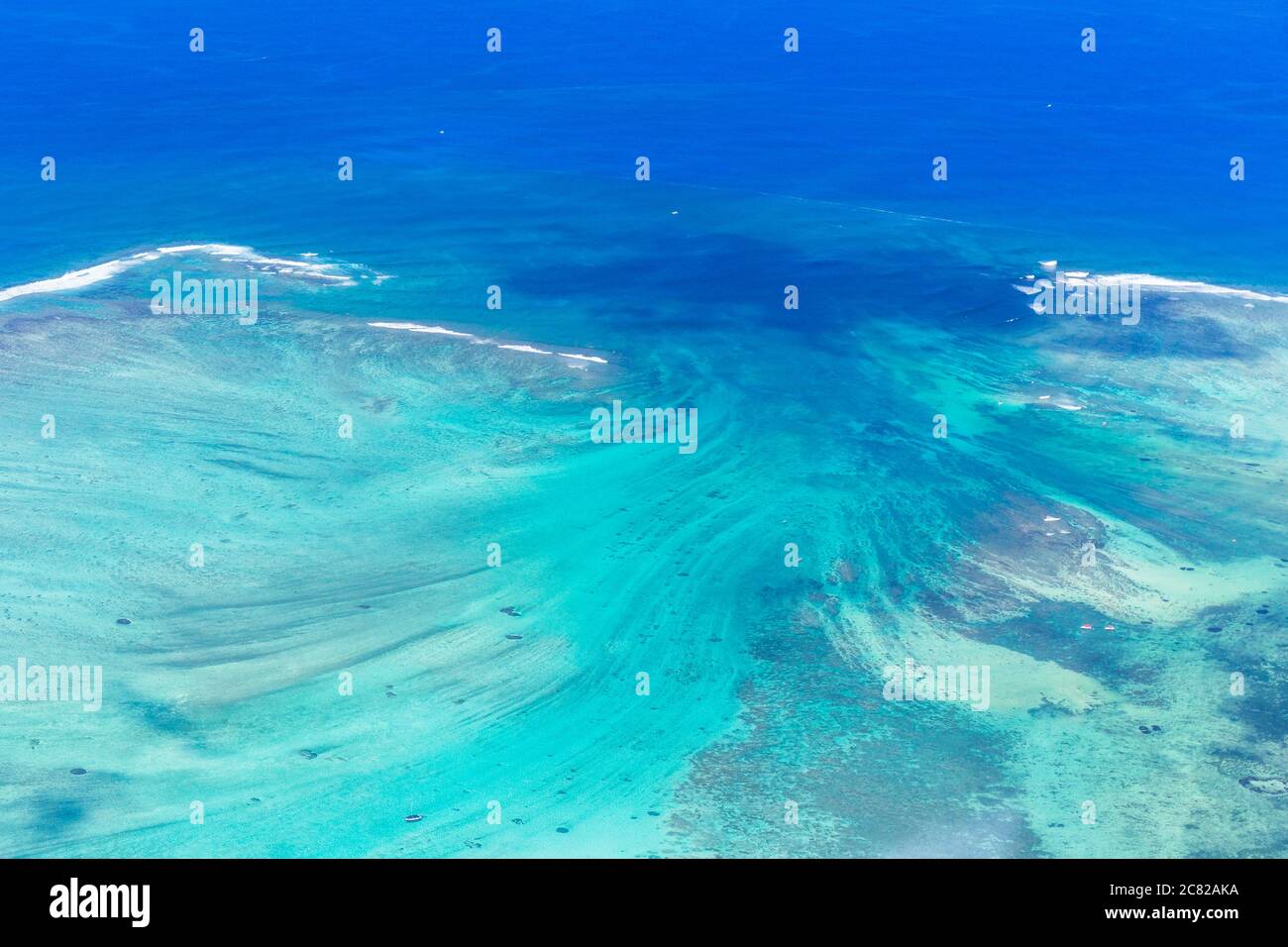 Luftaufnahme des Korallenriffs vom Hubschrauber, Mauritius, Afrika Stockfoto