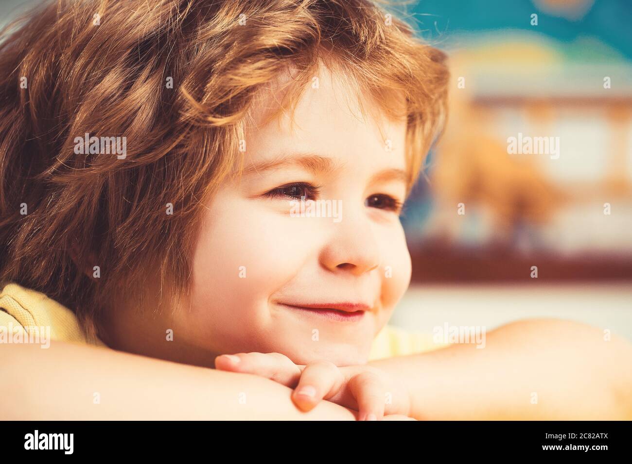 Porträt eines niedlichen kleinen amerikanischen Jungen lächelnd. Nahaufnahme. Stockfoto