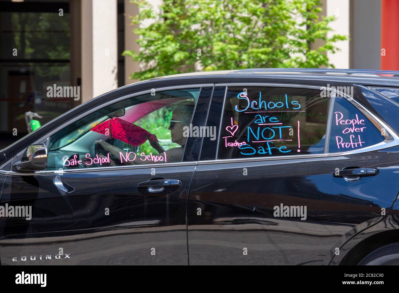 Detroit, Michigan, USA. Juli 2020. Besorgt über die Wiedereröffnung von Schulen während der Coronavirus-Pandemie hielten Lehrer einen Wohnwagen und dann eine Kundgebung vor der Benjamin Carson High School ab, um "eine sichere Schule oder keine Schule" zu fordern. Quelle: Jim West/Alamy Live News Stockfoto