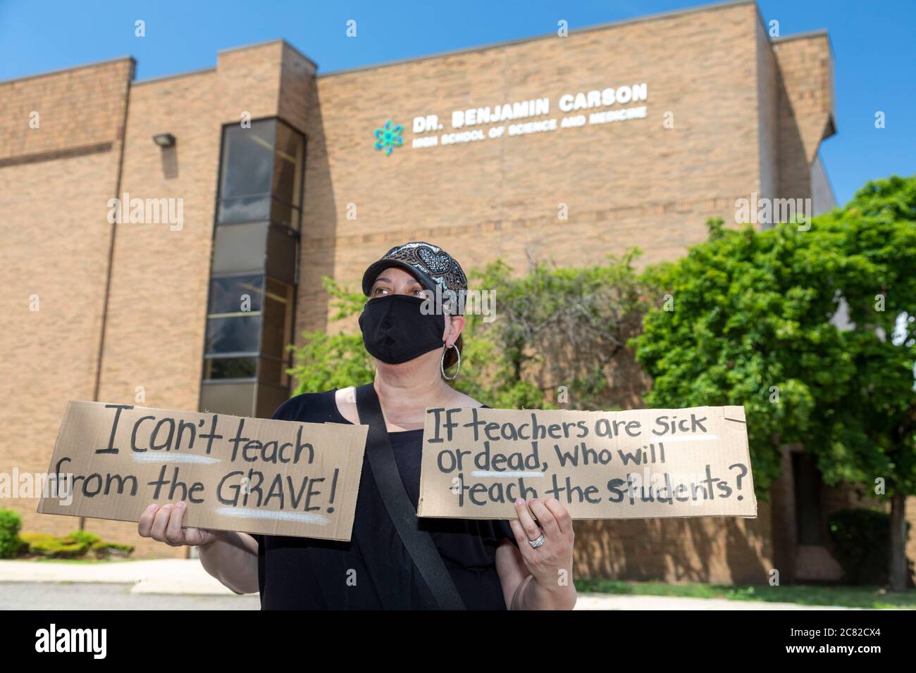 Detroit, Michigan, USA. Juli 2020. Besorgt über die Wiedereröffnung von Schulen während der Coronavirus-Pandemie hielten Lehrer einen Wohnwagen und dann eine Kundgebung vor der Benjamin Carson High School ab, um "eine sichere Schule oder keine Schule" zu fordern. Quelle: Jim West/Alamy Live News Stockfoto
