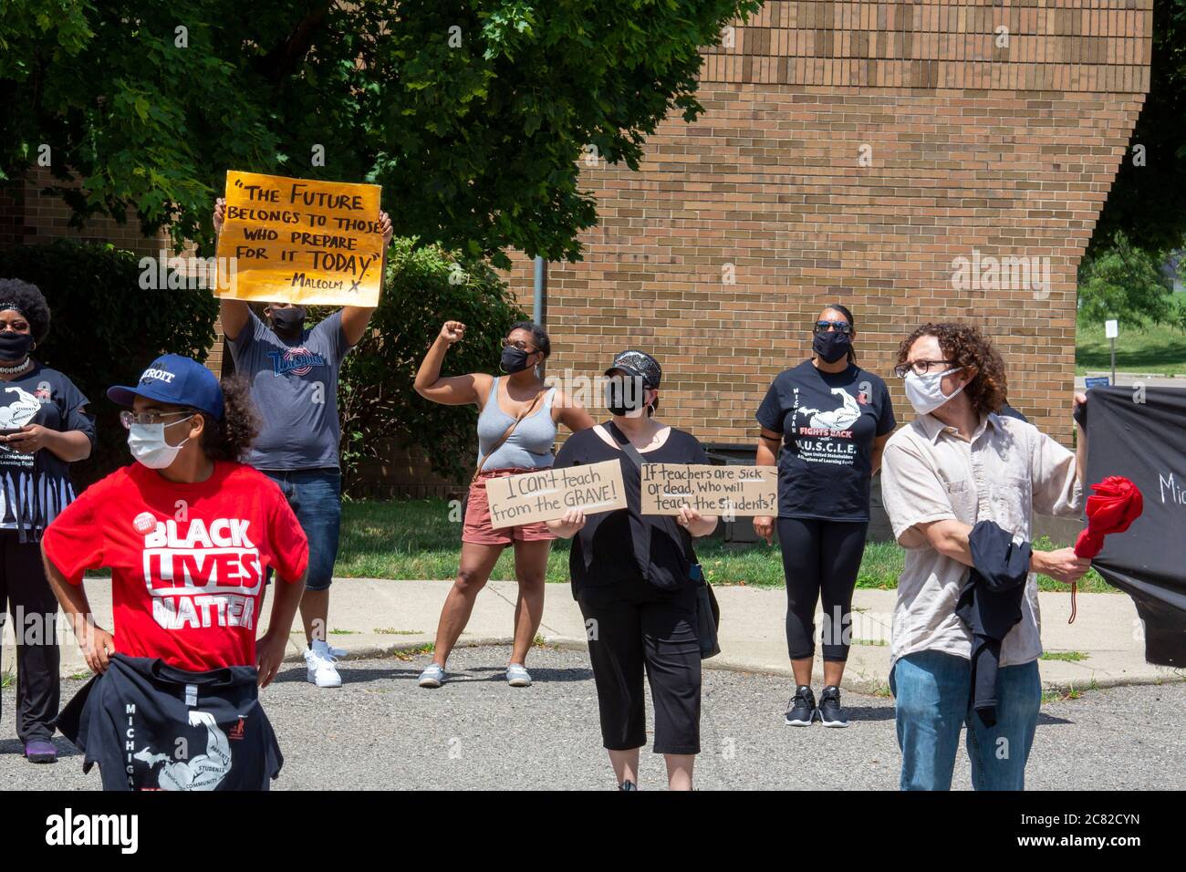 Detroit, Michigan, USA. Juli 2020. Besorgt über die Wiedereröffnung von Schulen während der Coronavirus-Pandemie hielten Lehrer einen Wohnwagen und dann eine Kundgebung vor der Benjamin Carson High School ab, um "eine sichere Schule oder keine Schule" zu fordern. Quelle: Jim West/Alamy Live News Stockfoto