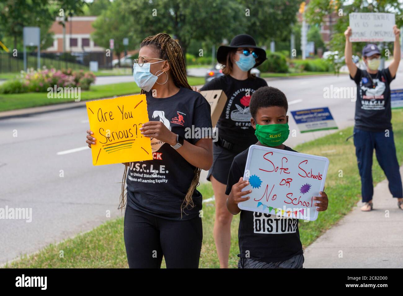 Detroit, Michigan, USA. Juli 2020. Besorgt über die Wiedereröffnung von Schulen während der Coronavirus-Pandemie hielten Lehrer einen Wohnwagen und dann eine Kundgebung vor der Benjamin Carson High School ab, um "eine sichere Schule oder keine Schule" zu fordern. Quelle: Jim West/Alamy Live News Stockfoto