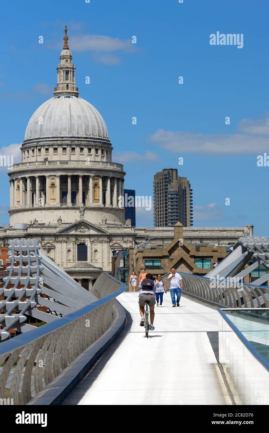 London, England, Großbritannien. Millennium Bridge Blick auf St Paul's Cathedral - sehr ruhig während der COVID-19 Pandemie, Juli 2020 Stockfoto