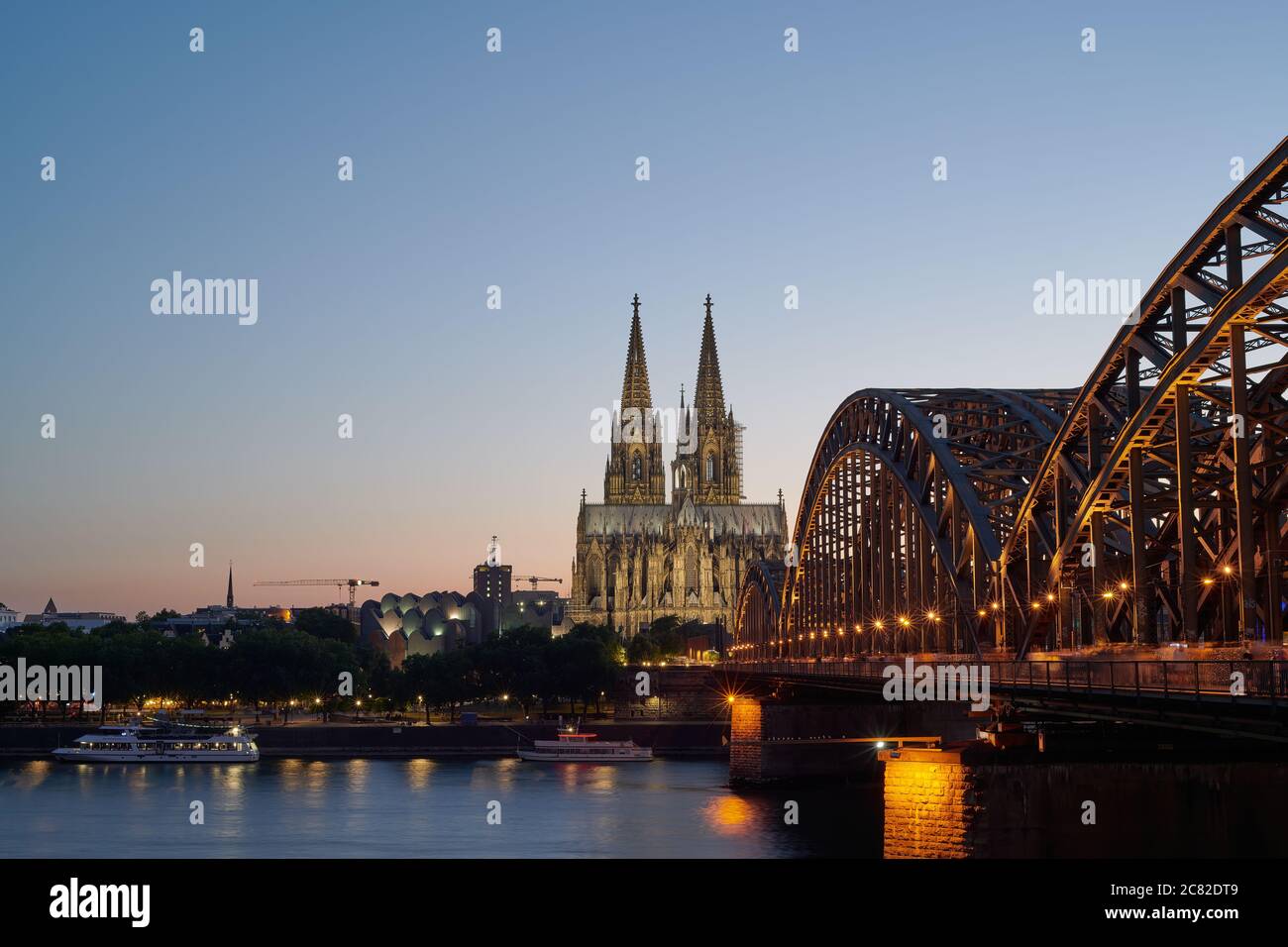 Kölner Skyline mit Rhein, Kölner Dom und Hohenzollernbrücke bei Sonnenuntergang Stockfoto