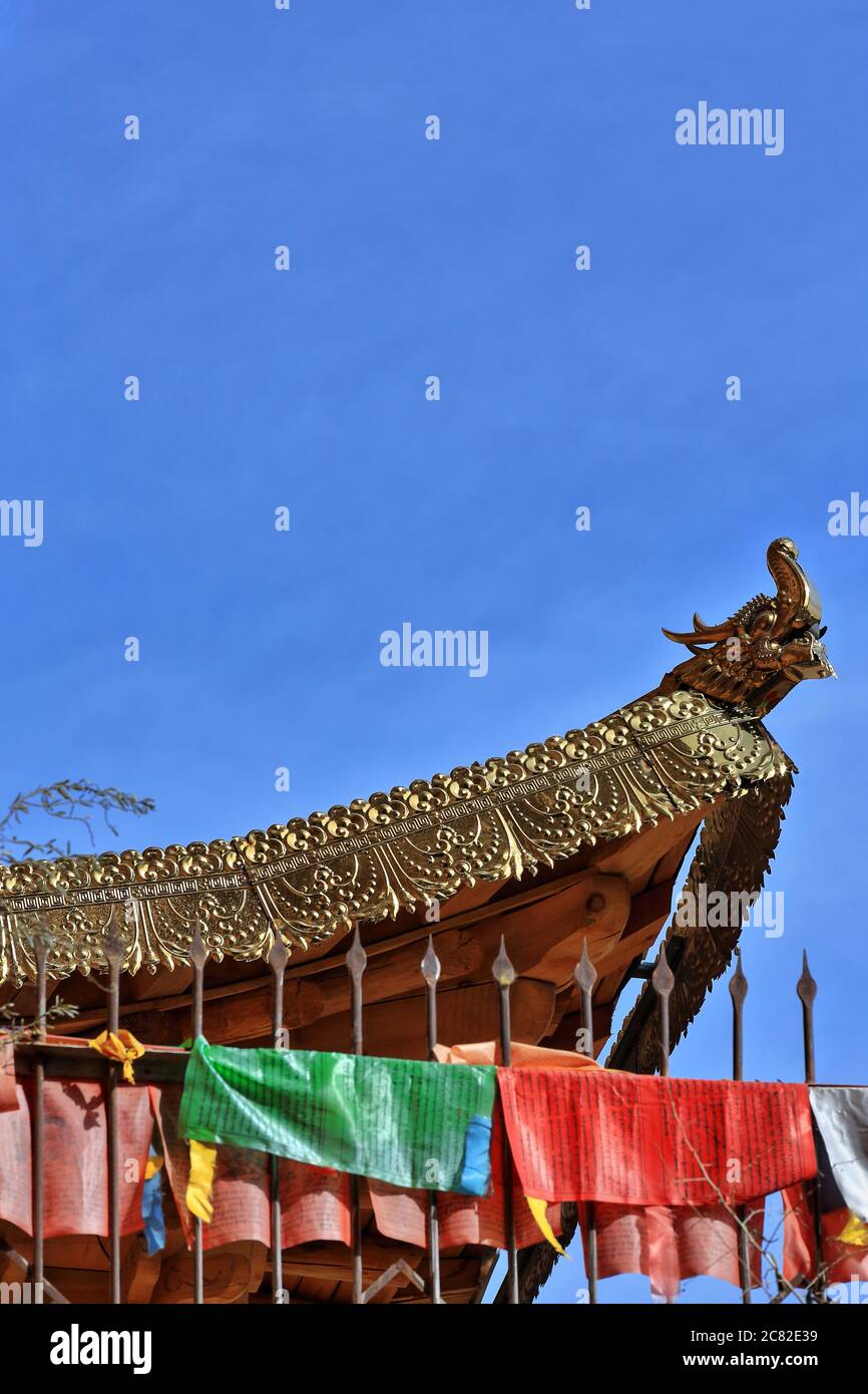 Lunge ta-Wind Pferd Gebet Fahnen-vergoldeten Dach Traufen-Thirtythree Himmel Grotten-MatiSi Tempel-Zhangye-Gansu-China-0972 Stockfoto