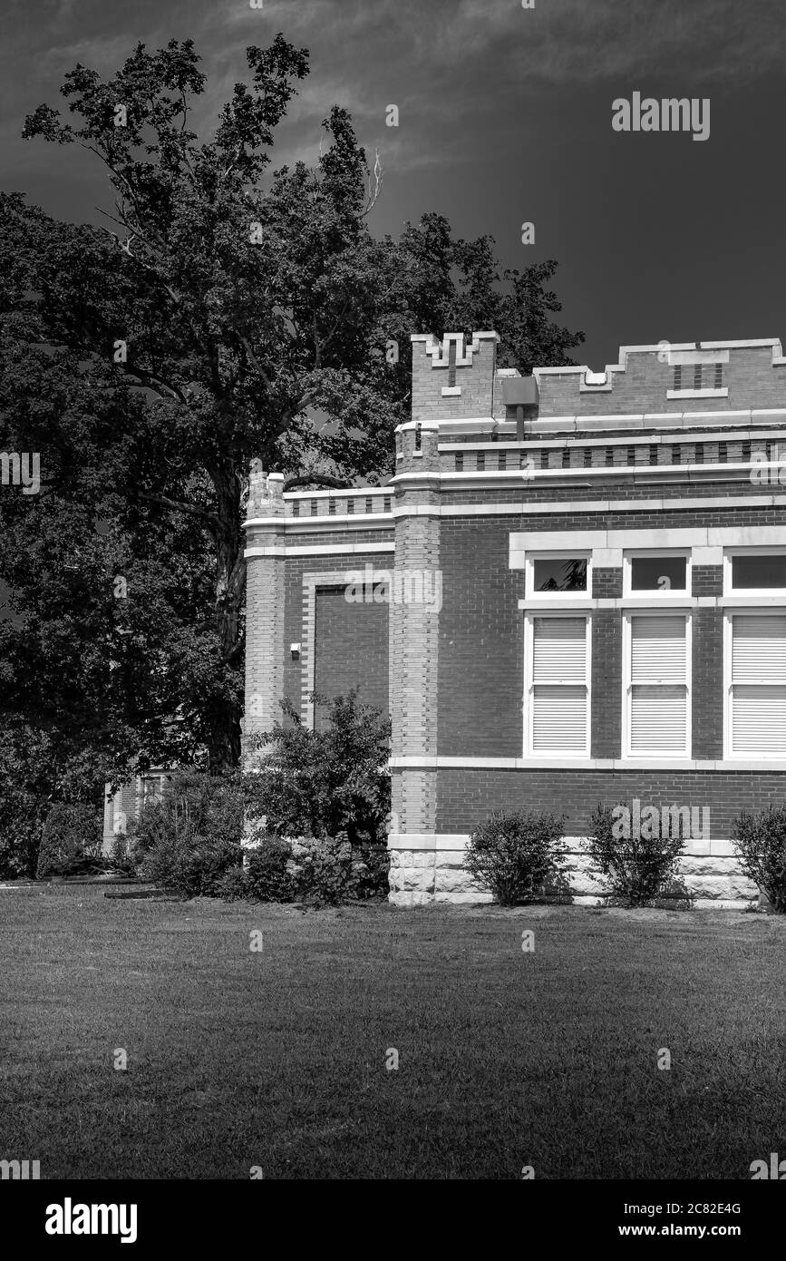 Ein Teil eines Gebäudes an der ehemaligen Castle Heights Military Academy, mit Quoins und anderen dekorativen Zinnen, im Libanon, TN, USA Stockfoto Ein Teil eines Gebäudes an der ehemaligen Castle Heights Military Academy, mit Quoins und anderen dekorativen Zinnen, im Libanon, TN, USA Stockfoto