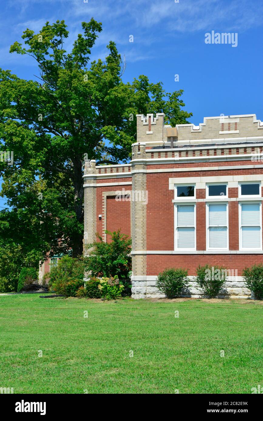 Ein Teil eines Gebäudes an der ehemaligen Castle Heights Military Academy, mit Quoins und anderen dekorativen Zinnen, im Libanon, TN, USA Stockfoto Ein Teil eines Gebäudes an der ehemaligen Castle Heights Military Academy, mit Quoins und anderen dekorativen Zinnen, im Libanon, TN, USA Stockfoto
