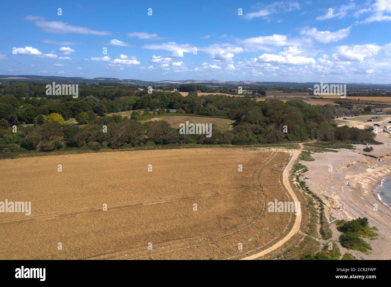 West Sussex Luftbild vom Strand bei Climping Blick ins Landesinnere in Richtung der South Downs. Stockfoto