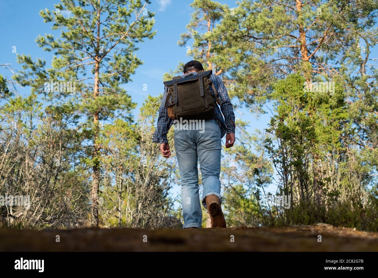 Kaukasischer junger Mann Wandern im Freien in Wäldern Stockfoto