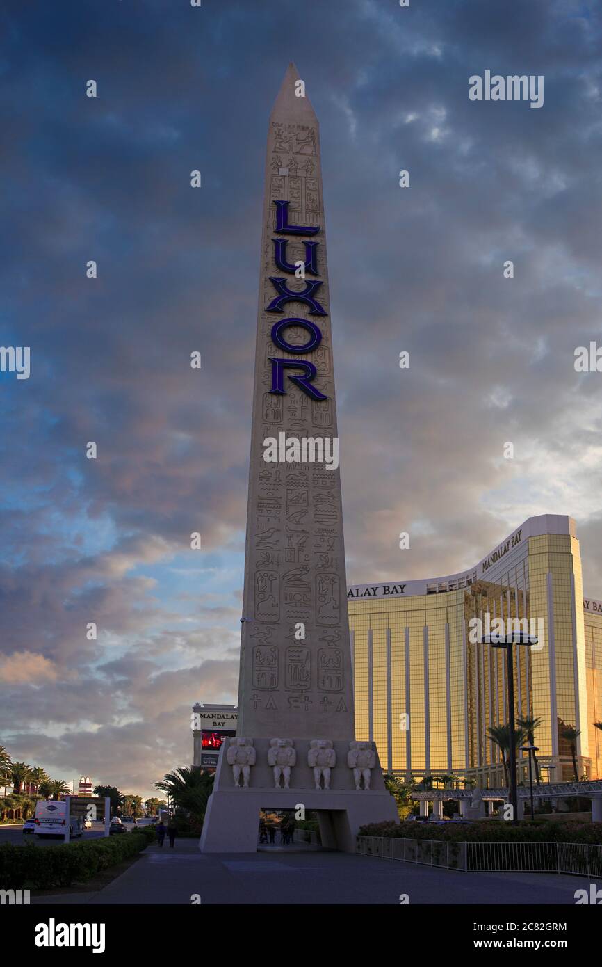 Der Obelisk vor dem Luxor Hotel und Casino in Las Vegas, NV Stockfoto