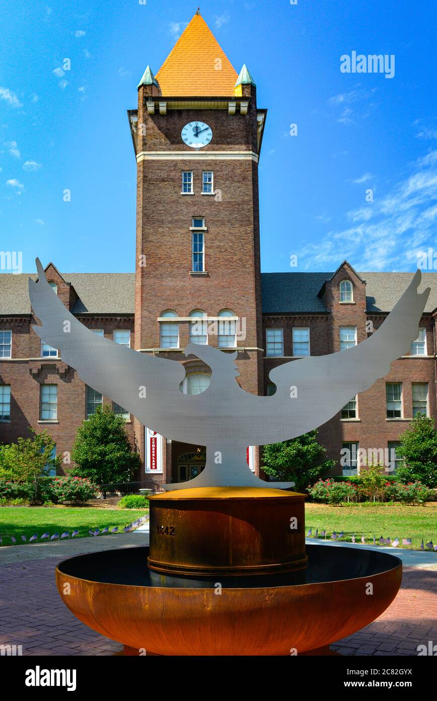 Eine Metallskulptur eines Phönix, das Maskottchen für die historische Cumberland University auf dem Campus im Libanon, TN Stockfoto