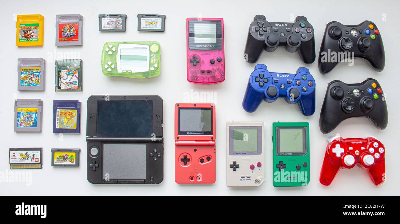 Calgary, Alberta, Kanada. Juli 20, 2020. Videospiele steuern Fernbedienungen und mehrere Handheld-Spielkonsolen. Stockfoto