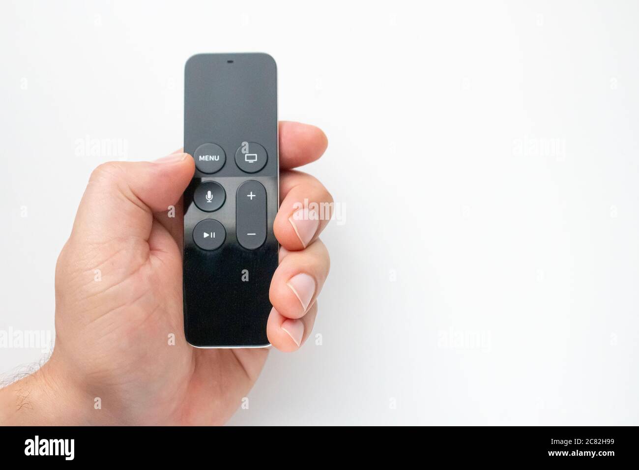 Calgary, Alberta, Kanada. Juli 20, 2020. Eine Person hält und Apple tv auf weißem Hintergrund Stockfoto