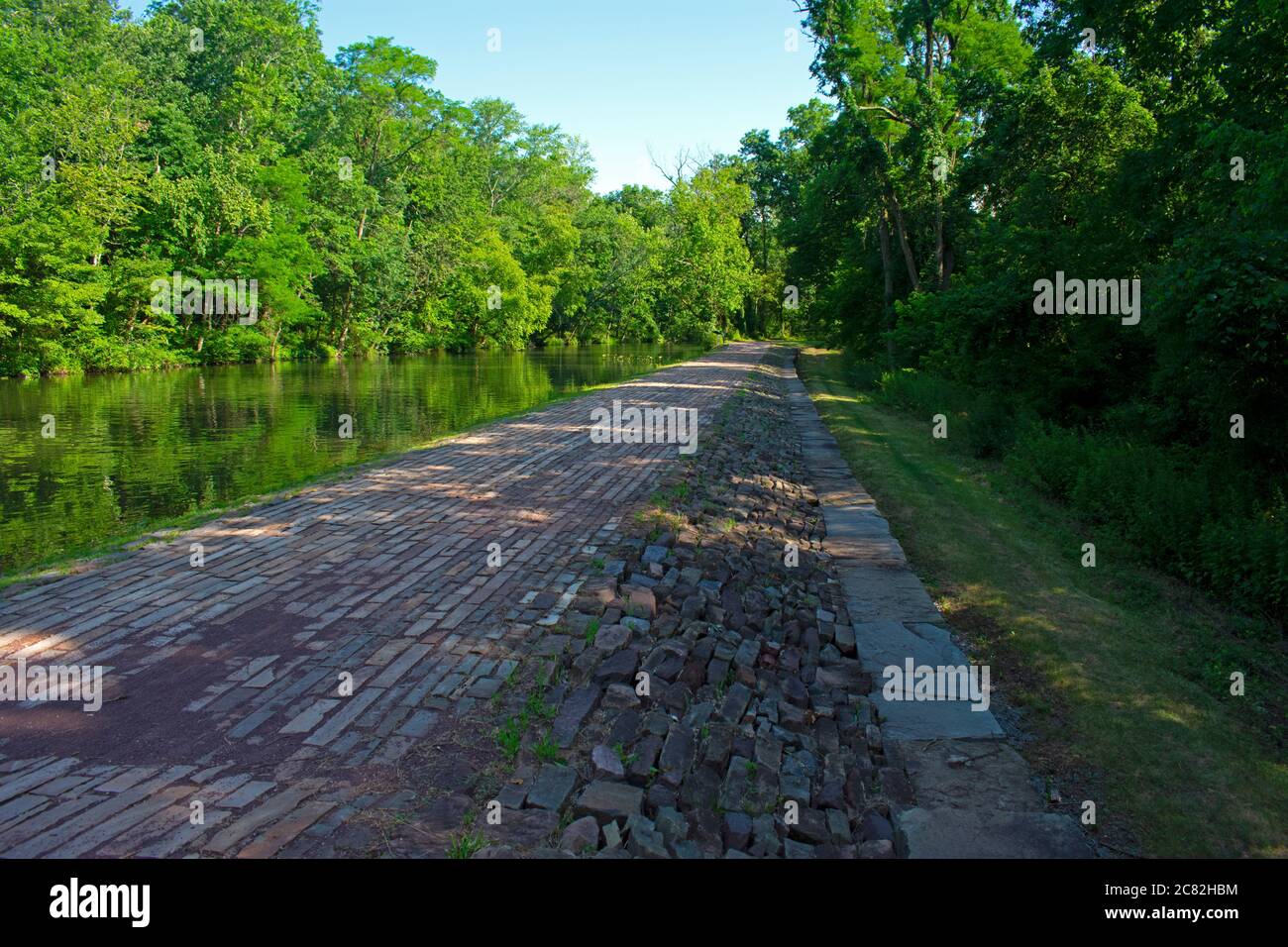 Fußweg entlang des Delaware und Raritan Canal am Colonial Park. Dieser Abschnitt des Weges ist mit Ziegelsteinen gepflastert, die in parallelen Linien angeordnet sind. -04 Stockfoto