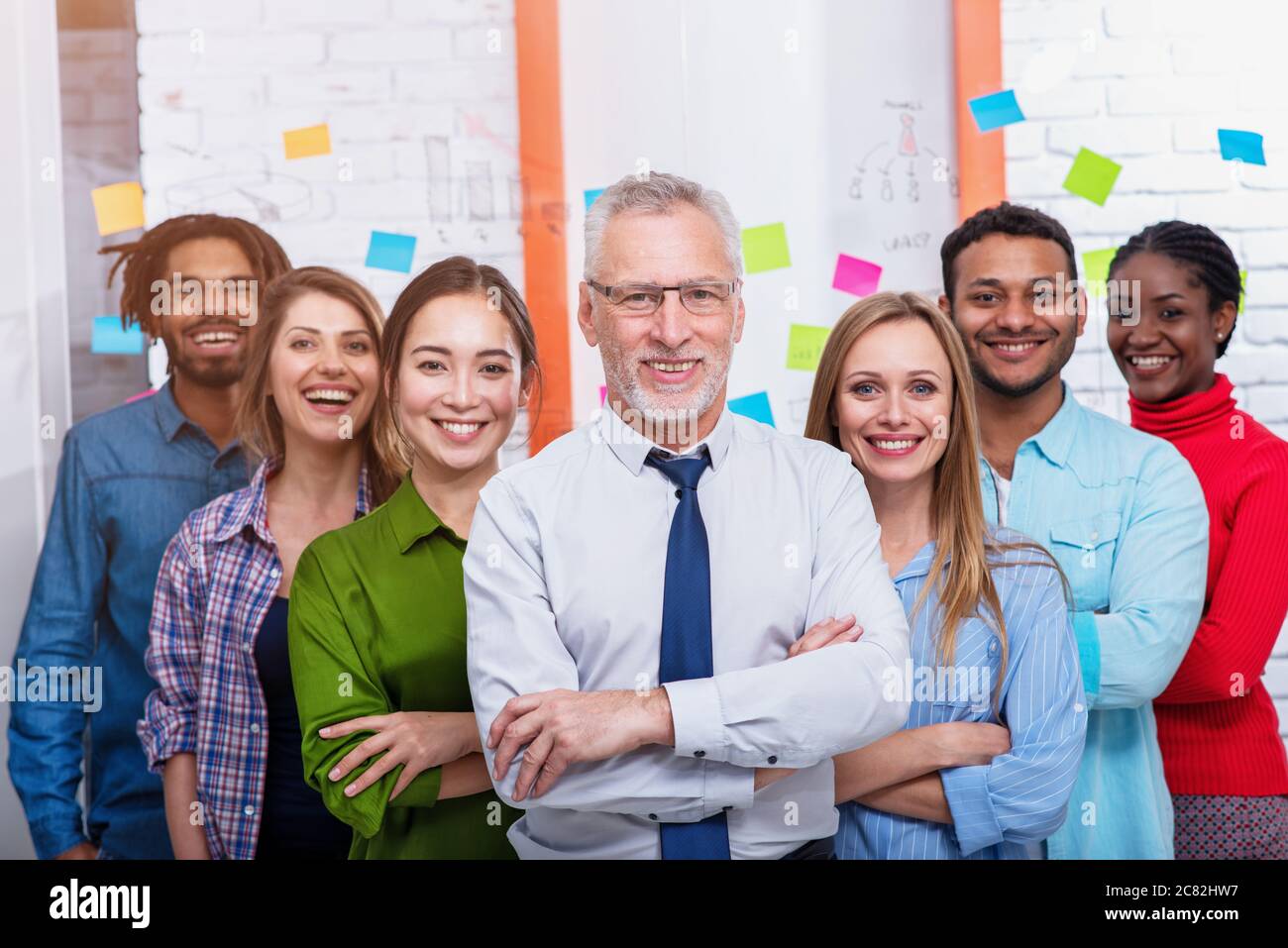 Happy Business Team im Büro. Konzept der Positivität, Startup, Partnerschaft und Integration Stockfoto