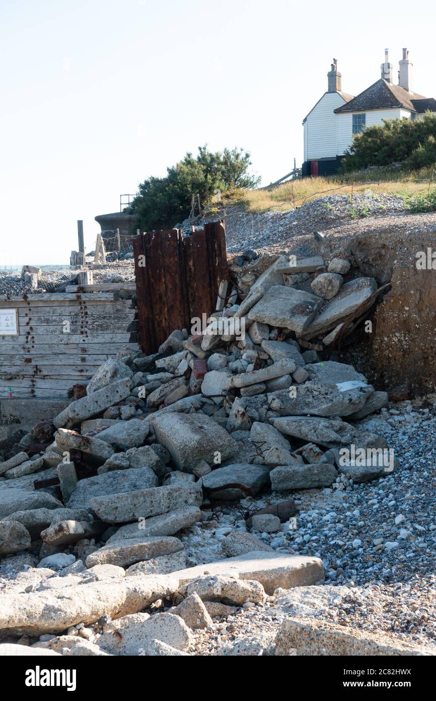 Ergebnis der Meereserosion an der Meeresmauer durch die Küstenschutzhütten, Seven Sisters, Sussex Stockfoto