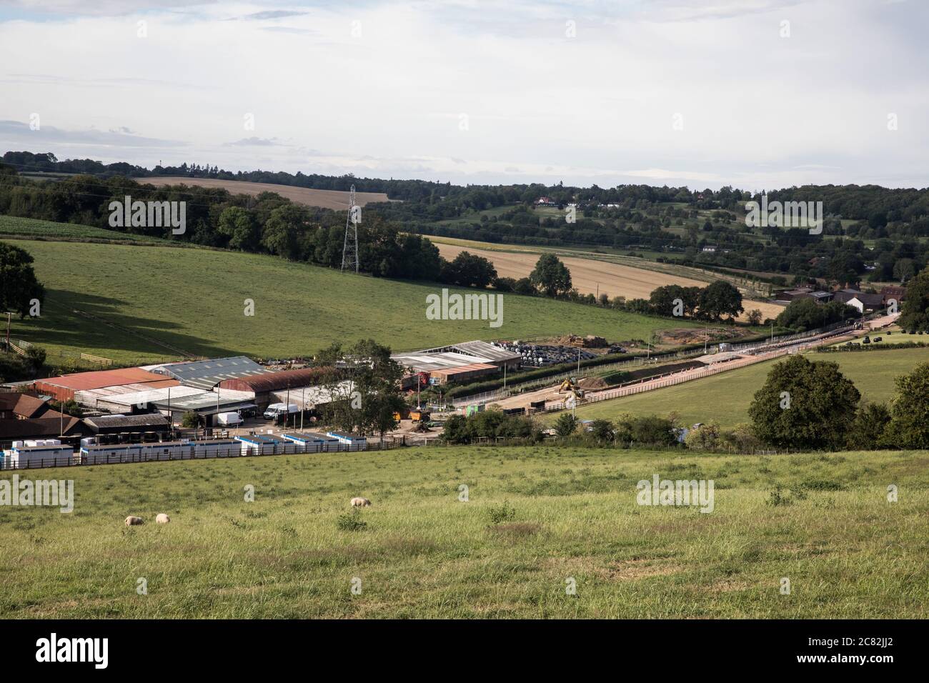 Chalfont St Giles, Großbritannien. Juli 2020. Für den Bau eines Lüftungsschachts für den Chiltern Tunnel auf der HS2-Hochgeschwindigkeitsstrecke wird eine temporäre Haul-Straße vorbereitet. Das Verkehrsministerium genehmigte die Ausgabe von Notices to Proceed von HS2 Ltd an die vier Hauptbauunternehmen (MWCC), die im April 2020 an dem Eisenbahnprojekt mit einem Volumen von 106 Mrd. £arbeiten. Kredit: Mark Kerrison/Alamy Live Nachrichten Stockfoto