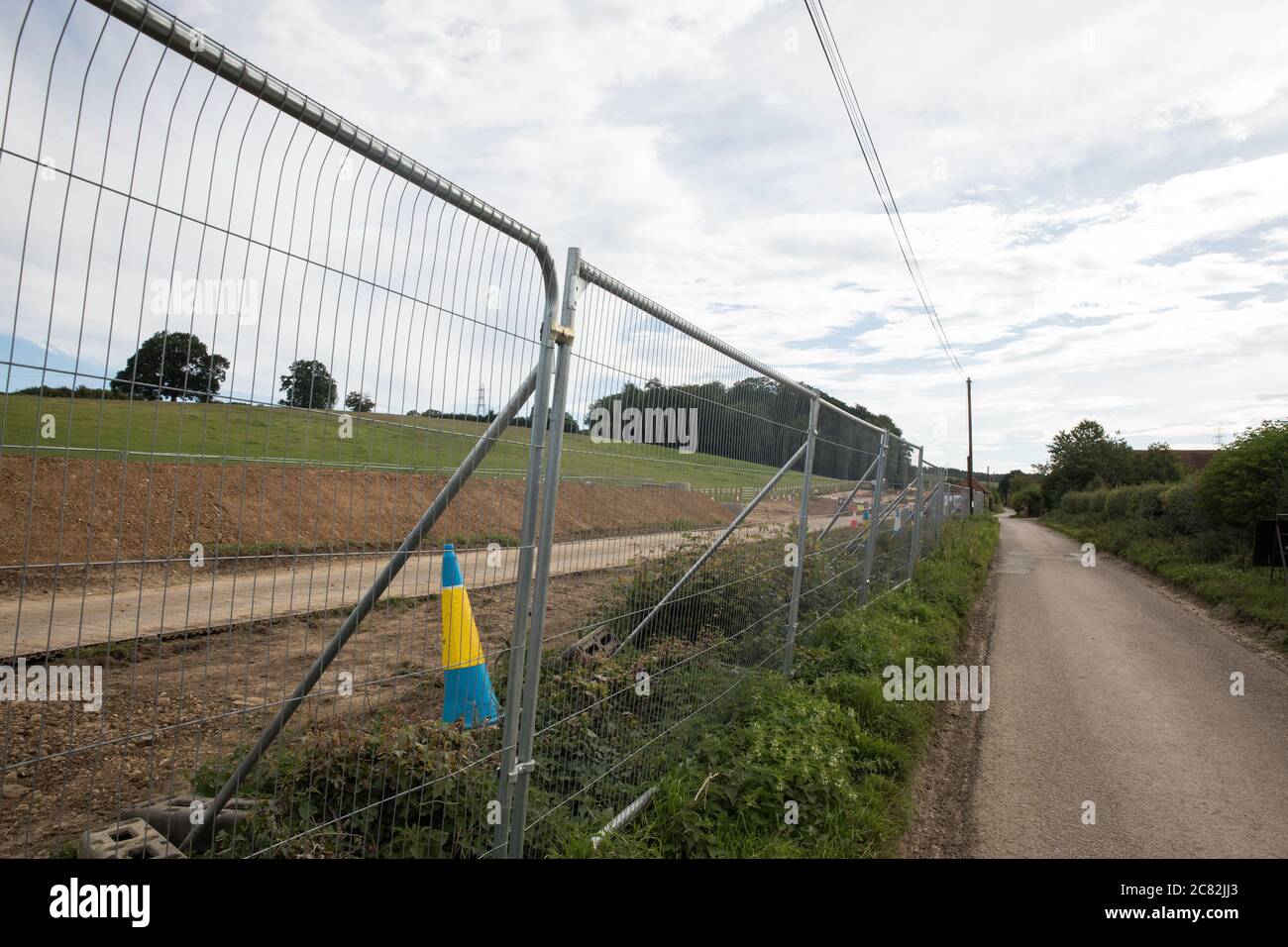 Chalfont St Giles, Großbritannien. Juli 2020. Für den Bau eines Lüftungsschachts für den Chiltern Tunnel auf der HS2-Hochgeschwindigkeitsstrecke wird eine temporäre Haul-Straße vorbereitet. Das Verkehrsministerium genehmigte die Ausgabe von Notices to Proceed von HS2 Ltd an die vier Hauptbauunternehmen (MWCC), die im April 2020 an dem Eisenbahnprojekt mit einem Volumen von 106 Mrd. £arbeiten. Kredit: Mark Kerrison/Alamy Live Nachrichten Stockfoto