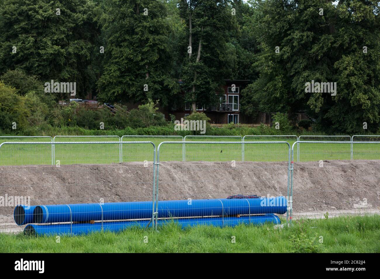 Chalfont St Giles, Großbritannien. Juli 2020. Zwischen Chalfont St Giles und Amersham wird in Verbindung mit der Hochgeschwindigkeitsstrecke HS2 eine neue Affinity-Wasserleitung errichtet. Die Pipeline wird gebaut, um vor der Bildung von Trübung oder trübem Wasser in der Wasserversorgung durch Vortriebe und Piledriving-Aktivitäten auf dem HS2-Projekt zu schützen. Kredit: Mark Kerrison/Alamy Live Nachrichten Stockfoto