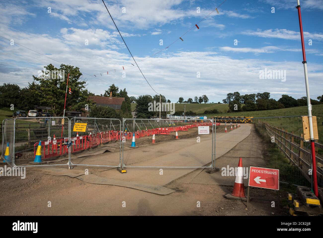 Chalfont St Giles, Großbritannien. Juli 2020. Für den Bau eines Lüftungsschachts für den Chiltern Tunnel auf der HS2-Hochgeschwindigkeitsstrecke wird eine temporäre Haul-Straße vorbereitet. Das Verkehrsministerium genehmigte die Ausgabe von Notices to Proceed von HS2 Ltd an die vier Hauptbauunternehmen (MWCC), die im April 2020 an dem Eisenbahnprojekt mit einem Volumen von 106 Mrd. £arbeiten. Kredit: Mark Kerrison/Alamy Live Nachrichten Stockfoto