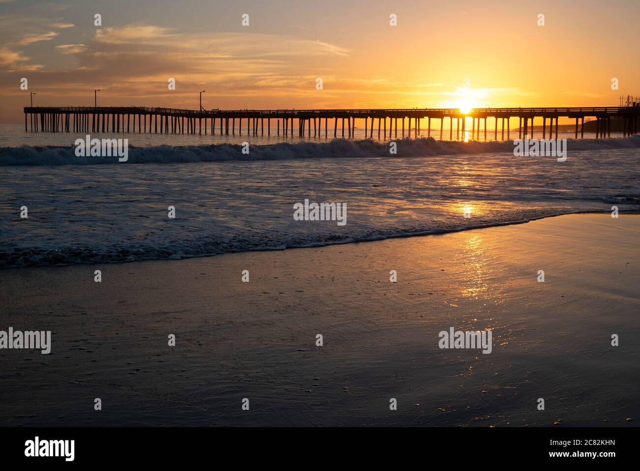 Goldener Sonnenuntergang über dem Pazifik und dem alten Pier in Cayucos, Kalifornien Stockfoto