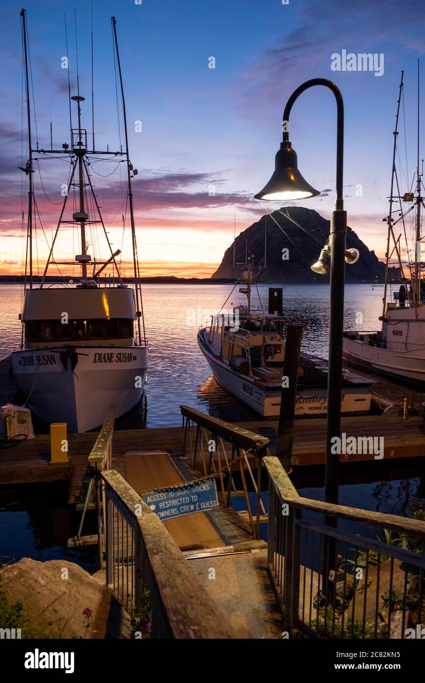 Abenddämmerung in Morro Bay an einem Fischerboot Dock mit Licht entlang der zentralen Küste von Kalifornien Stockfoto