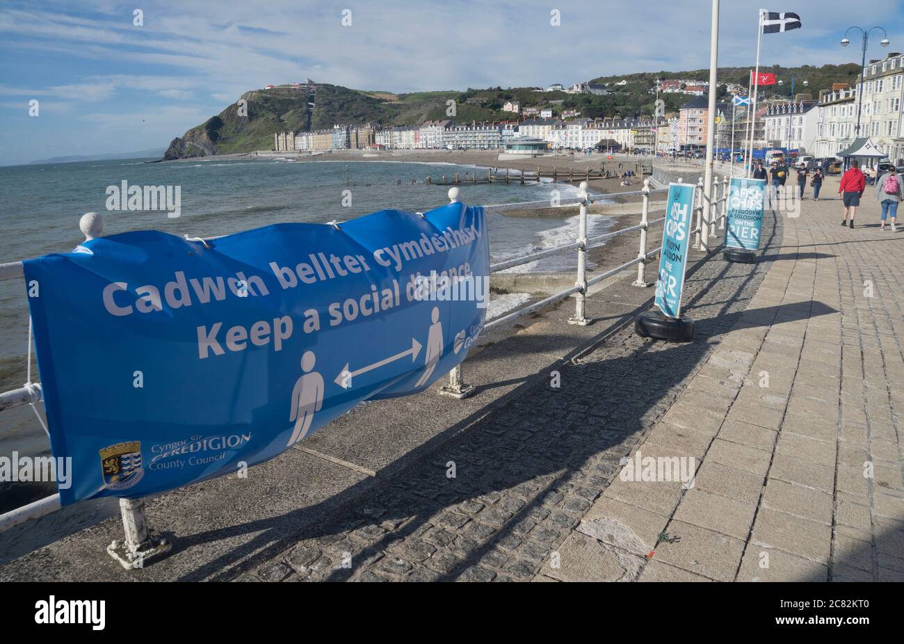 Wiedereröffnung von Cafés und Pubs in Wales, mit zweisprachigen Sicherheitsschildern in Walisisch und Englisch. Wales hat die Lockdown viel später als in England und wieder gelockert Stockfoto