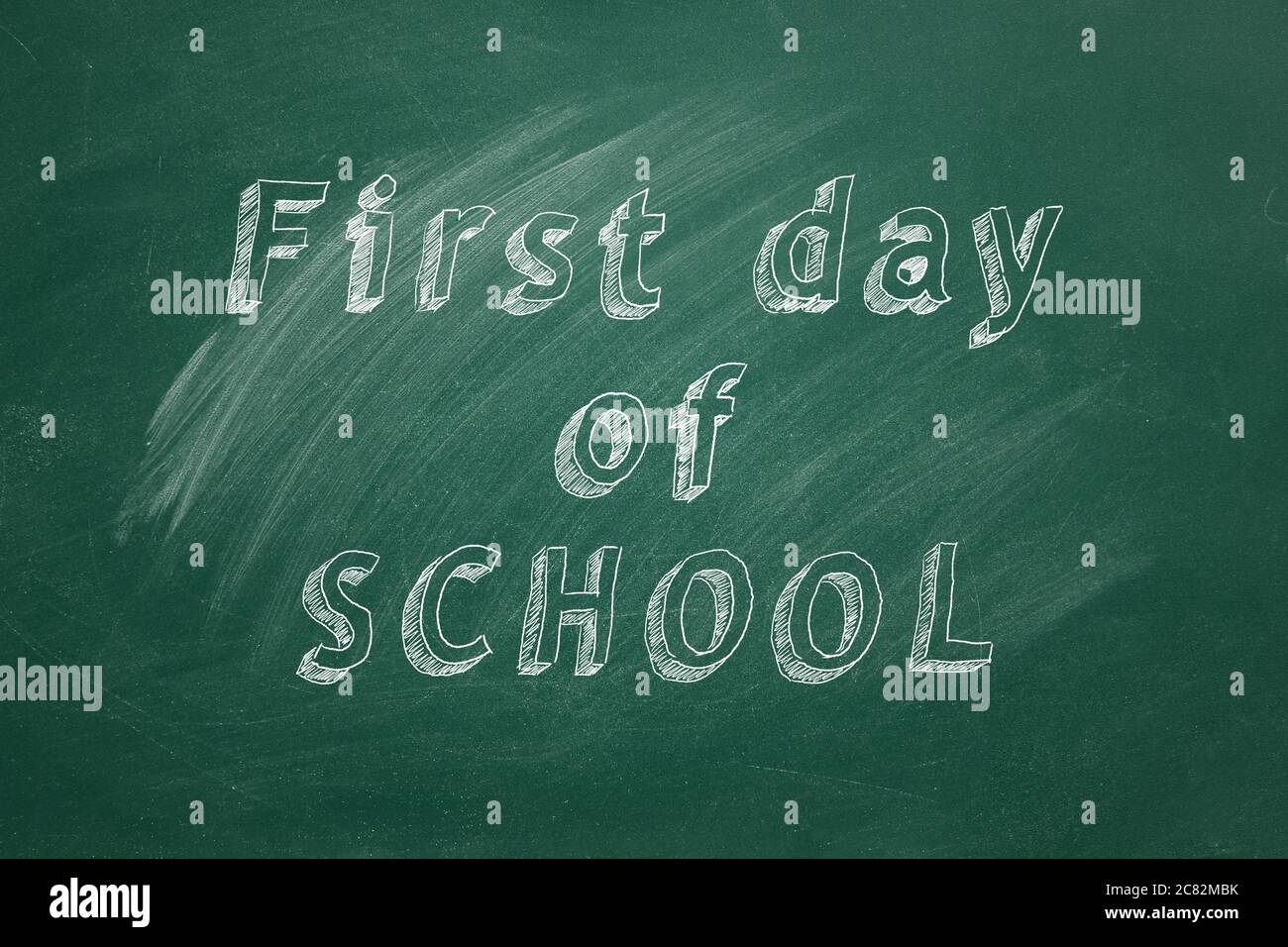 Schriftzug First Day of School auf grüner Tafel Stockfoto