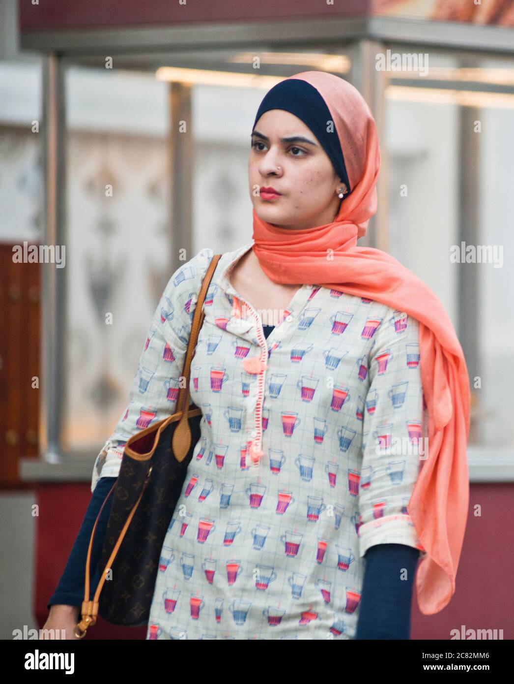 Muslimische Frau trägt Hijab. Souq Waqif, Doha, Katar Stockfoto