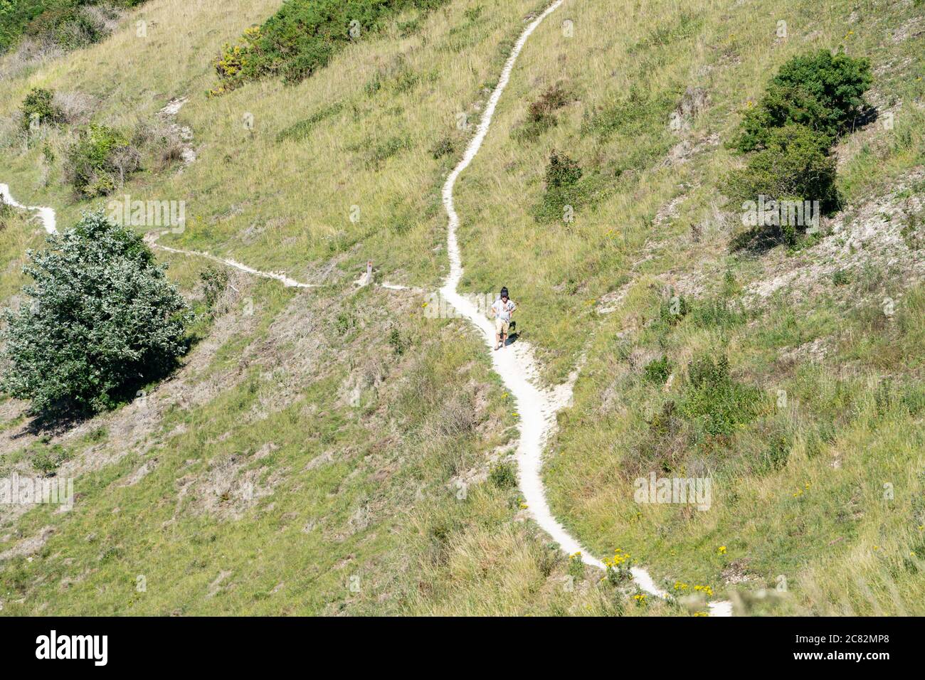 Wanderer auf einem schmalen Kreideweg, Devil's Dike Valley, South Downs, Sussex, Großbritannien Stockfoto