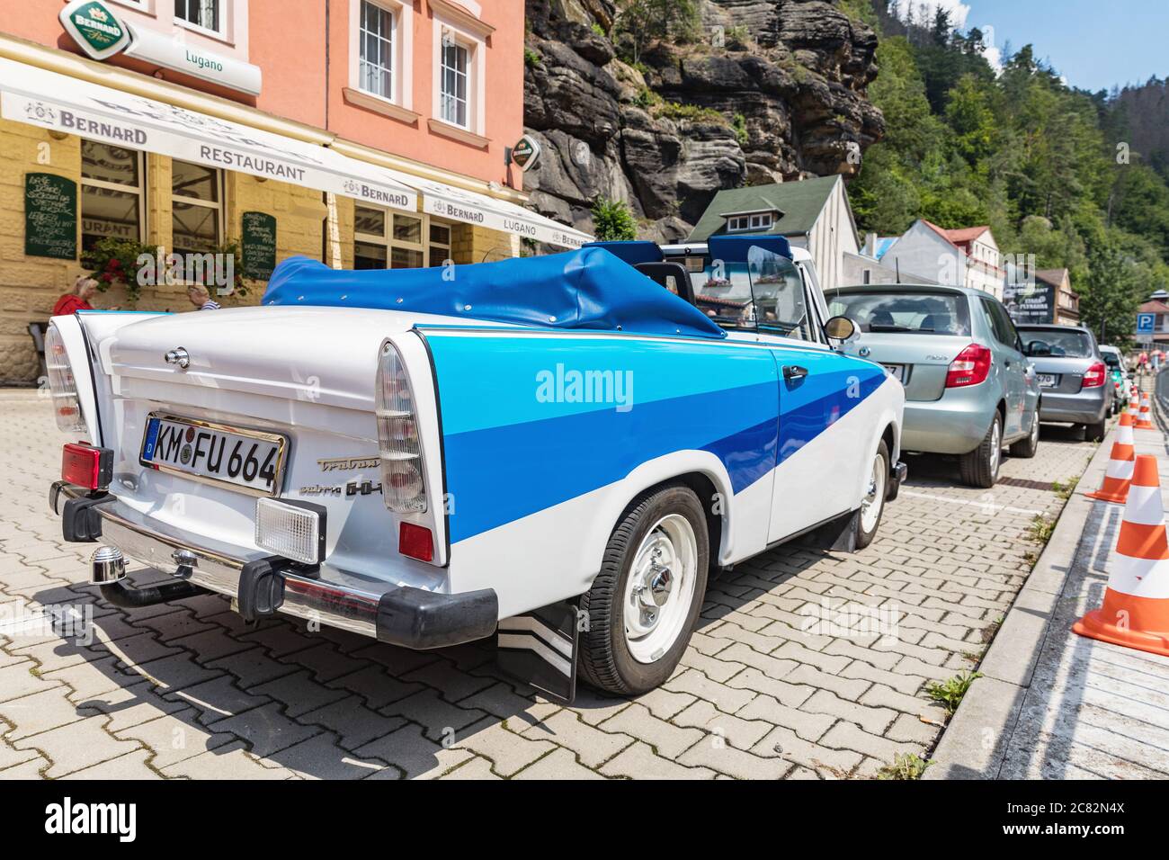 HRENSKO, TSCHECHISCHE REP - 19. JULI 2020. Historischer Trabant-Wagen, modifiziert als Cabriolet. Weiß-blauer trabant an einem sonnigen Tag in Hratensko, Tschechien. Stockfoto