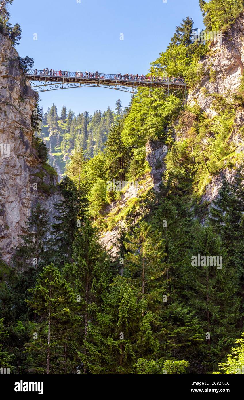 Brücke von Königin Maria oder Marienbrücke über die Alpenschlucht bei Schloss Neuschwanstein, Bayern, Deutschland. Berglandschaft mit Abgrund im Sommer, Menschen l Stockfoto