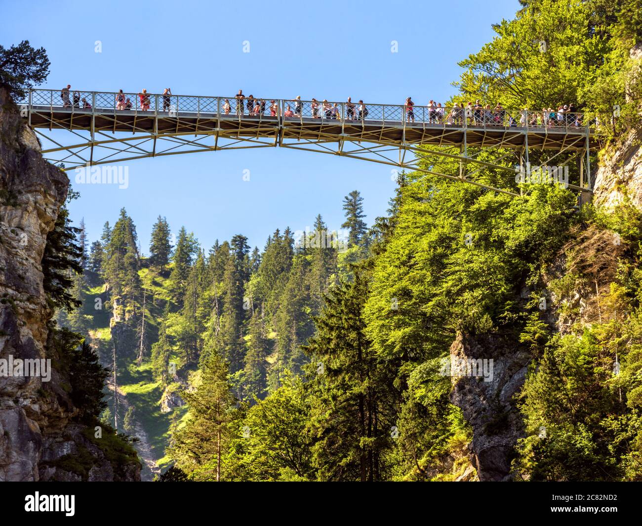 Deutschland – 23. Juli 2019: Brücke der Königin Maria oder Marienbrücke in Berg bei Schloss Neuschwanstein, Bayern. Alpine Sommerlandschaft, die Leute betrachten Stockfoto