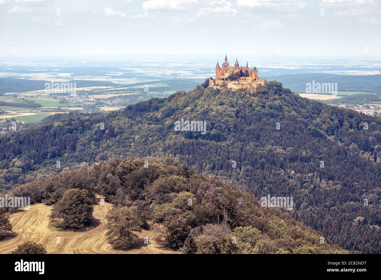 Burg Hohenzollern oder Burg auf dem Gipfel im Sommer, Deutschland. Es ist Wahrzeichen in Baden-Württemberg. Landschaft mit märchenhaften gotischen Schloss, landschaftlich schöne Aussicht auf Stockfoto